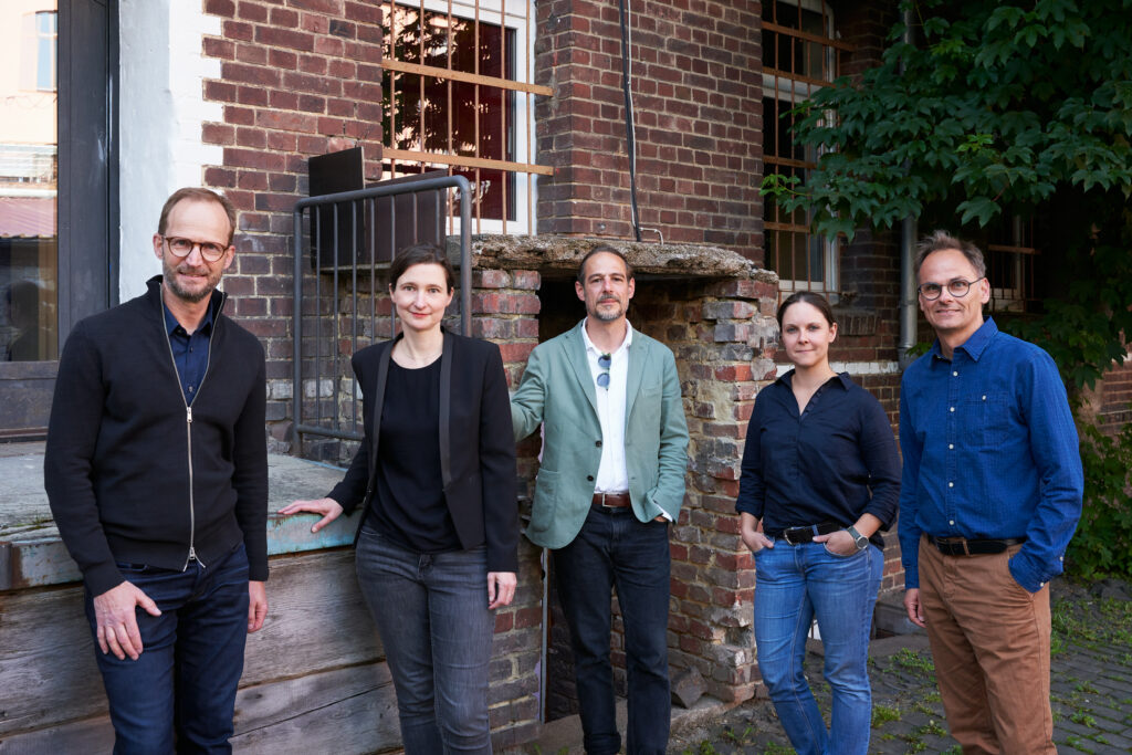 Von links nach rechts: Jürgen Weide (Mietstück GmbH), Dr. Susanne Völker (Stadt Kassel), Moritz Micalef, Sarah Link und Thomas Flügge (cdw Stiftung)
